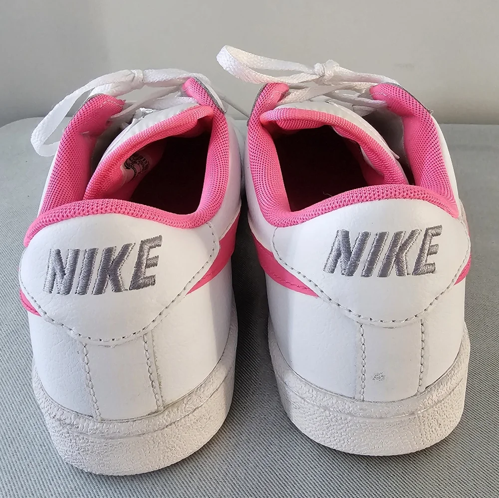 EUC NIKE Tennis Classic GS Womens, Girls White & Pink Leather Sneakers, Shoes
